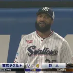 ヤクルト・サンタナ、スーパーキャッチ！ → 落としたｗｗｗｗ