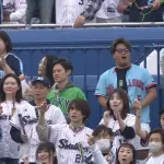 観客席に偽村上おって草