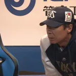 倒れ込む長岡…　絶句する高津監督…