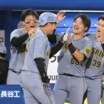 阪神　近本光司に「かわいい」の声続出　今季１号決勝弾の大山を手荒くなでなで「２人のやりとりが尊い」「大山さん可愛すぎる」