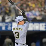 阪神　大山悠輔が待望の今季初アーチ！延長十回に値千金の勝ち越し弾　ベンチ前で笑み「自分が助ける番になりたいと思った」