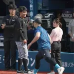 間近で目撃のＮＨＫ女子アナも爆笑「何聞こうと思ったか忘れちゃった」阪神・森下、ＤｅＮＡ・牧の寸劇公開にＳＮＳ大ウケ