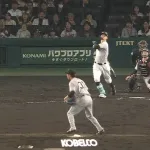 佐藤輝明、8号スリーラン！！！ センターフライかと思ったらグングン伸びるｗｗｗ