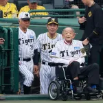 【阪神】江夏豊さん試合前セレモニーにサプライズ登場、甲子園どよめき　車いすから立ち上がる