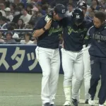 ヤクルト長岡にアクシデント　走塁で足に痛みか　自力で歩けず両肩かつがれてベンチへ…