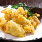 【話題】「彼氏が隣でうどん食べてるのに」 →とり天3分の1しか食べれない女が炎上ｗｗｗｗｗｗ