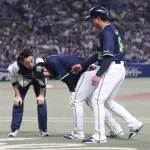 ヤクルト長岡負傷⋯高津監督「歩行困難で明日にはって感じではない」
