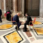 【画像】トランプとゼレンシキー、ローマ教皇の葬式の場で膝突き合わせて話し合いしてしまう