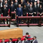 【悲報】トランプ大統領、喪服を持っていないので教皇葬儀に青いスーツで参列