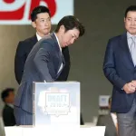 【悲報】巨人原辰徳元監督、ドラフトで宮城(現オリックス)と堀田の二択で堀田を選んでしまうwwwww