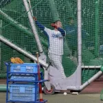 中日松中コーチ(51)、選手に手本を見せようと打つもフェンス直撃連発で「中々入らん。やっぱ広いわ」