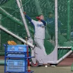 中日松中コーチ(51)、選手に手本を見せようと打つもフェンス直撃連発で「中々入らん。やっぱ広いわ」