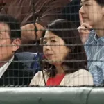 岸田前首相、広島vs巨人『延長12回の死闘』をバックネット裏最前列で観戦ｗｗｗ