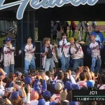 JO1、ドジャースタジアムでライブパフォーマンス