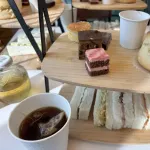 【画像】万博のアフタヌーンティーについてくるケーキガチで美味そうよなw