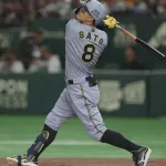 佐藤輝明、凄すぎる10号弾ｷﾀ━━(ﾟ∀ﾟ)━━!!「バンテリンドームは狭い」wwwww
