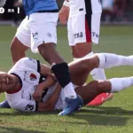 【悲報】鈴木優磨が寝転んで煽りパフォ→敵DFに腕を踏まれるｗｗｗｗｗ