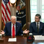 【悲報】ホワイトハウスで2時間超にわたり「閣僚がトランプ大統領を褒め称える会」が開催。