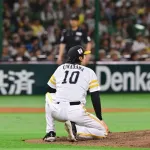 ソフトバンク上沢、痛恨の被弾に思わずしゃがみ込む　古巣日本ハム戦で逆転を許す
