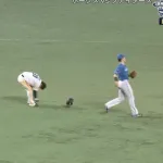 ソフトバンク野村勇、とんでもないミスをやらかす　メットを投げて悔しがる…