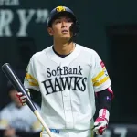 鷹にまたも激震　右肘死球の今宮が登録抹消…開幕オーダーから8人が姿消す“超異常事態”