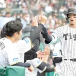 【阪神】佐藤輝明　単打→二塁打→三塁打＆２打点の大暴れ「甲子園の声援が後押ししてくれた」
