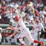 カープ移籍後初スタメンの山足達也 移籍後初安打が同点タイムリー ヒーローインタビューを受ける活躍！