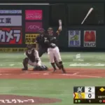 嶺井博希の同点2ランホームラン！！打った瞬間確信のバット投げ