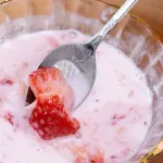 いちごをスプーンで潰して砂糖かけて牛乳かけるとおいしいよ