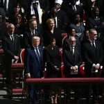トランプさん、教皇の葬儀に青スーツで参加した上に最前列に居座る