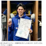 佐々木朗希、メジャー初勝利に祝福コメント殺到「伝説の始まりやっ！」　記念球を手に笑顔　5回6安打3失点、7度目の登板で