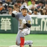 阪神・中川が歓喜のプロ初安打！第3打席で三塁強襲安打　記念球は先輩たちがベンチへ回収
