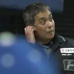 中日・木下、白井のマスクに手が当たって負傷するアクシデント