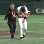 東京ドーム騒然…巨人・岡本和真が緊急交代　一塁守備で打者と交錯→左肘抑え苦悶