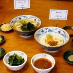 【朗報】丸亀製麺、わかめとラー油を無料に「讃岐うどんの文化を楽しんで欲しい」