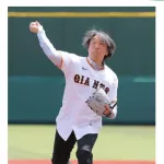 松井秀喜さん、2軍の始球式で満面の笑顔