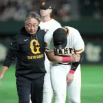 巨人・岡本和真、再検査で「左肘靱帯損傷」　全治約3カ月で巨人終了