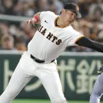 【悲報】巨人・岡本和真、再検査で「左肘靱帯損傷」全治約3カ月で巨人終了・・・・・・・