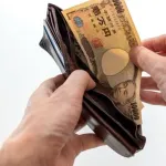 【衝撃】コンビニで「現金払い」してるおじさんの正体ｗｗｗｗｗ
