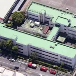 昨日の立川の小学校…小学一年生の教室に乱入して一升瓶叩き割って暴れてた…