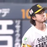 上沢直之、牽制球をカメラマン席に投げ込む