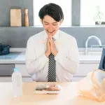 【朗報】全国の独身男性2000万人に年間3万円の『独身税』をかけるだけで給食費を無償化できるｗｗｗｗ
