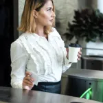 【悲報】テレワーク廃止が相次いだ結果、コーヒーバッジングとかいう文化が広まってしまう・・・・