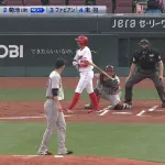 広島・菊池、スリーボールで一塁へ向かう