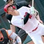 カープ中村奨成、巨人戸郷から1号先制ホームラン！4年ぶり一発＆5戦連続安打で完全覚醒へ！！