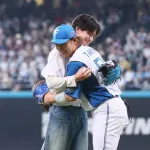日本ハム　中島健人がさわやか始球式「全力投球できた」ファン公言の捕手役・田宮と熱いハグ＆トーク　司会者も気遣うほど