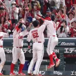 カープ小園“劇的”逆転満塁HRで巨人3タテ!矢野1打点!ドミ5四球乱調も中崎火消し!スズケン無死満塁劇場0封!塹江-島内-森浦完全投球締め!【広島5-1巨人/試合結果】