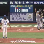 阪神森下、右肘付近に死球でイラッ　怒りの表情でバット放り投げる