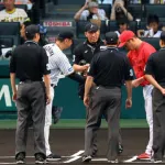 阪神藤川監督と広島新井監督がメンバー表交換で視線合わせない異様な光景 頭部死球以来の再戦
