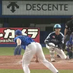 ヤクルト・岩田、魂のバット引き死球ｗｗｗｗ
